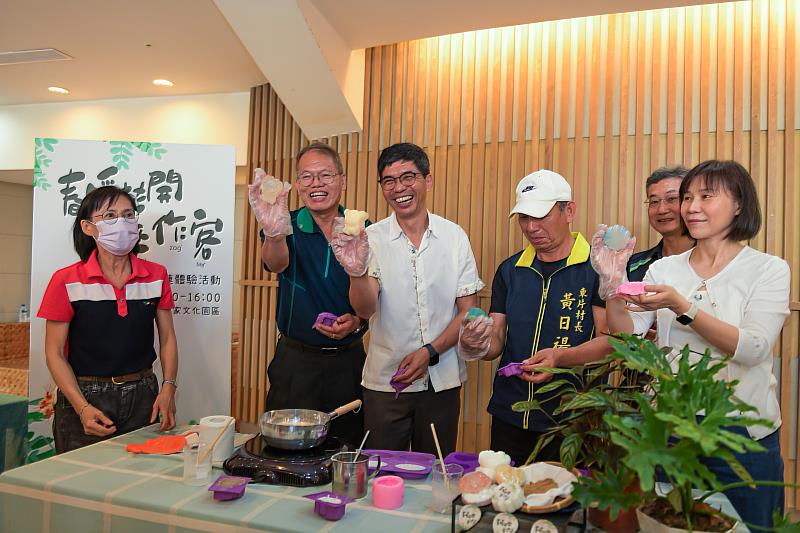 圖3  六堆客庄串聯體驗活動與會貴賓(由右而左，香蕉研究所邱祝瓔所長、屏東縣政府邱善寧科長、內埔東片村黃日禓村長、客發中心何金樑主任、屏東酒廠田益民廠長)體驗屏東酒廠酒粕香皂DIY