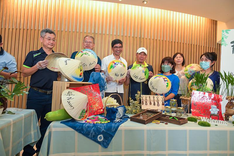 圖5  春暖花開來作客，由新住民胡清嫻國策顧問(右三)帶領嫁到長治客庄的泰國媳婦徐麗麗(右一)帶領長官體驗越南斗笠彩繪