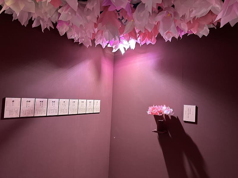 《怣人不在》展覽藝術家殷湘婷創作〈乾媽的家〉，以自身經驗打造對神形象的想像及其存在空間。