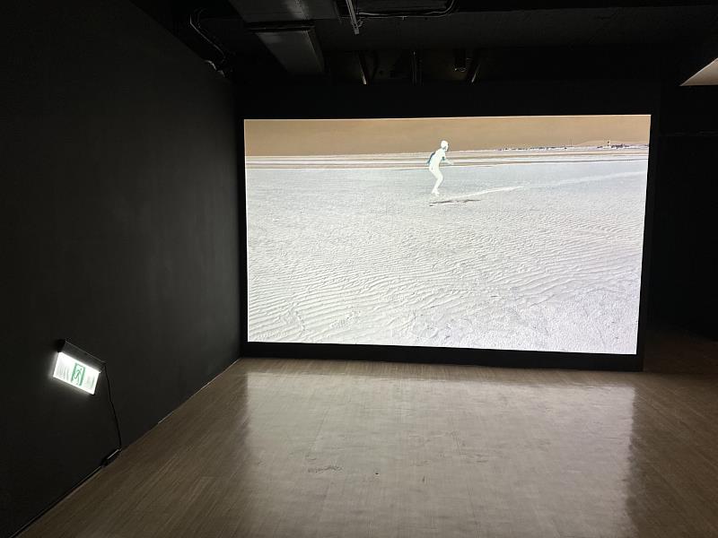 《Light Cave》展覽藝術家張家翔作品〈沒有出口〉，將現實與虛幻結合，讓觀者產生矛盾情感，進而反思人與環境的關係