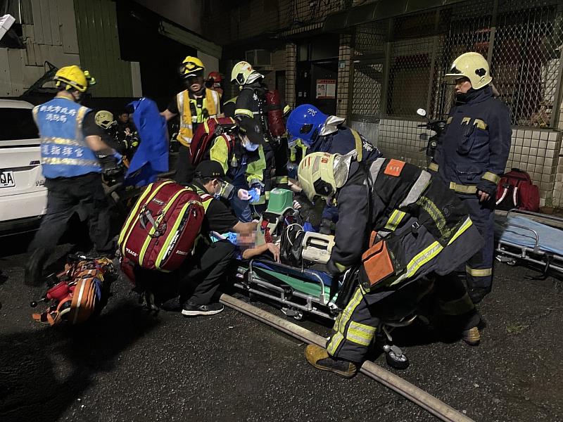 新北市政府消防局立即派遣44輛救災車輛、114消防人員投入搶救，消防人員到場即看到火舌已從陽台冒出火勢猛烈，火勢於客廳及陽台處劇烈燃燒，消防人員立即佈線進入搶救於8分鐘隨即熄滅，並搜救出8位受困民眾。