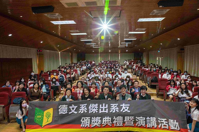 《俗女養成記》陳長綸導演、江玲宜作家返校與文藻外大德文系師生分享職涯工作及德文學習經驗。