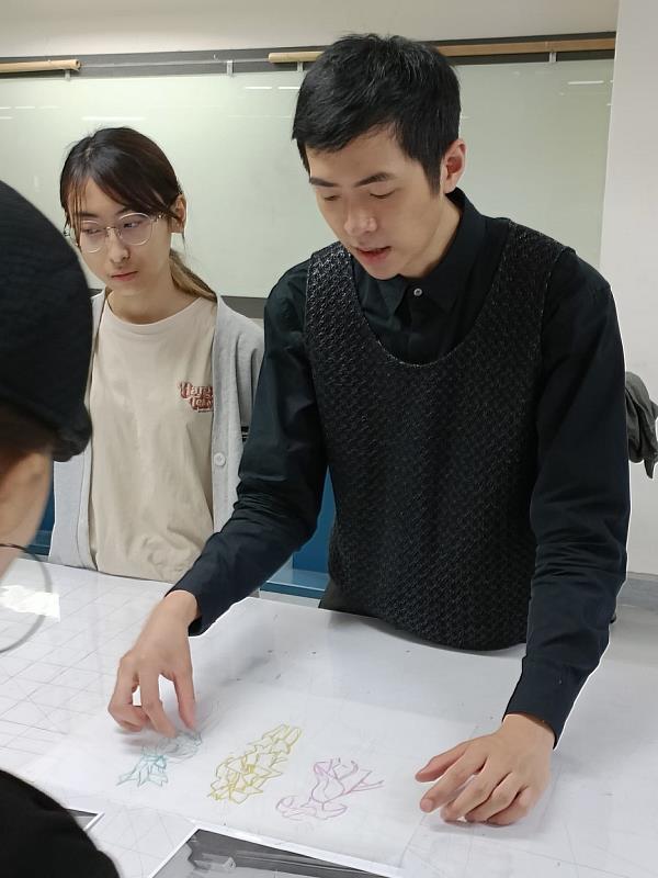 圖說三:翁子竣新銳設計師實作示範講解