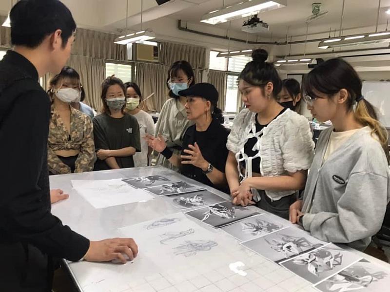 圖說二:翁子竣新銳設計師與鄭秋月老師在時尚創意工作坊指導學員實作