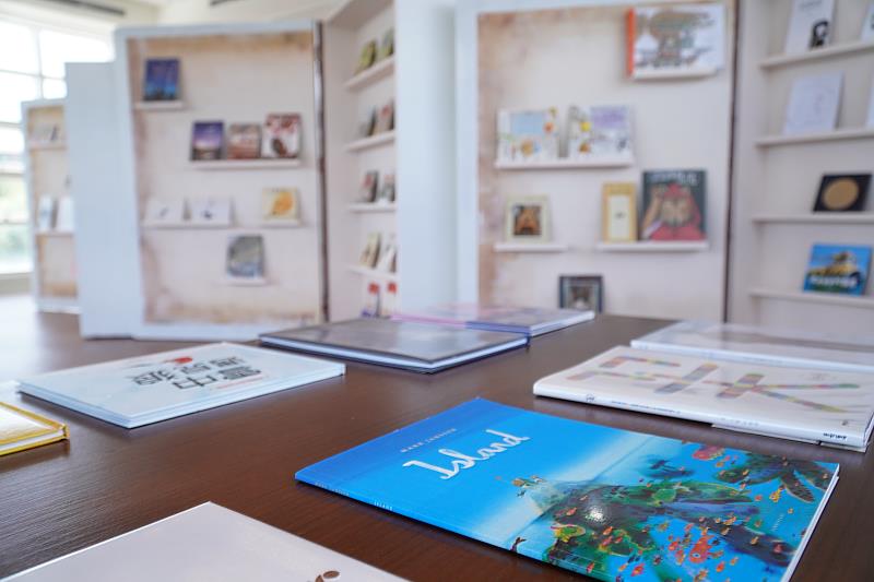 造型書架上陳列了20多個國家的繪本作品。