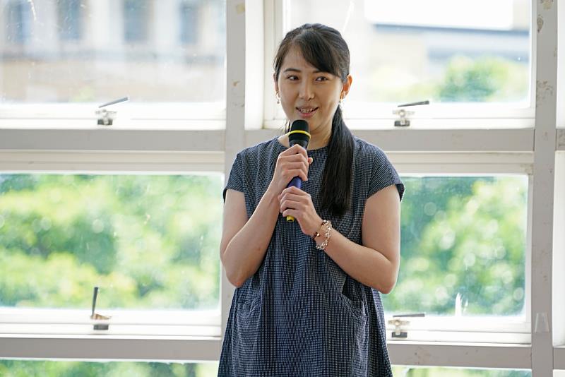 策展人蘇懿禎老師帶來多本繪本展出。