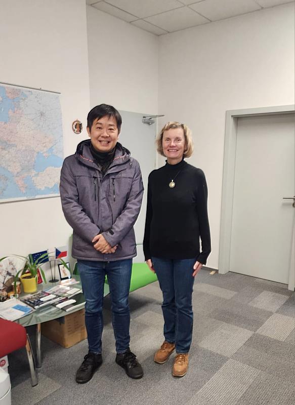 黃育文主任(左)與克羅拉夫大學應用外語系主任Dr. Blanka Klímová(右)合影