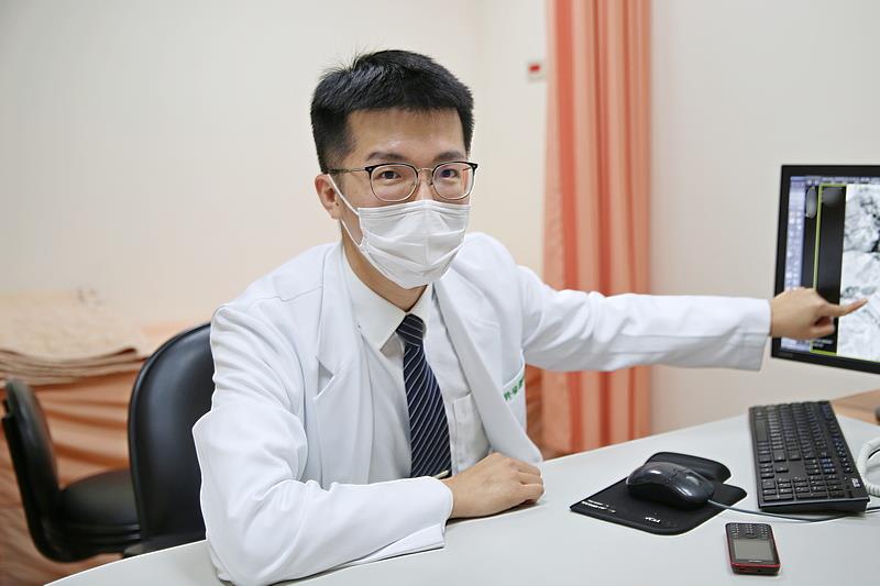 許晉譯醫師指出，多數口灼症患者會感覺舌頭有不同程度的灼熱感或疼痛，通常從舌頭前段開始，隨著病情變嚴重，逐漸擴展到整個舌面和口腔內部。