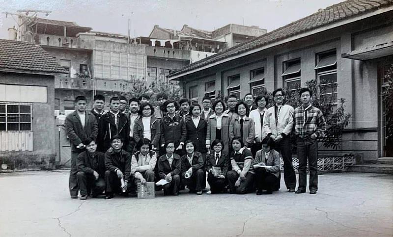 劉秀雲求學時期於新竹公會堂中庭合照(第二排左5居中站立之短髮黑色上衣者)