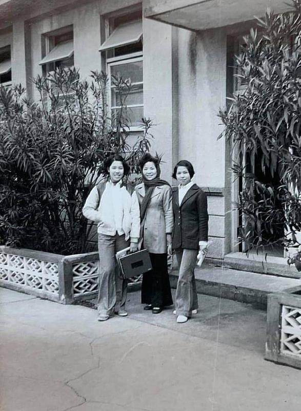 劉秀雲校長(右1)求學時期於公會堂附屬建築物前合照留影