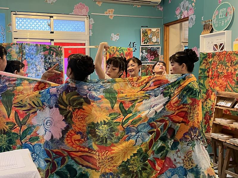 官網-絲巾由｢美人蕉｣、｢百花齊放｣、｢日日春｣三幅作品解構元素並重組排列設計而成