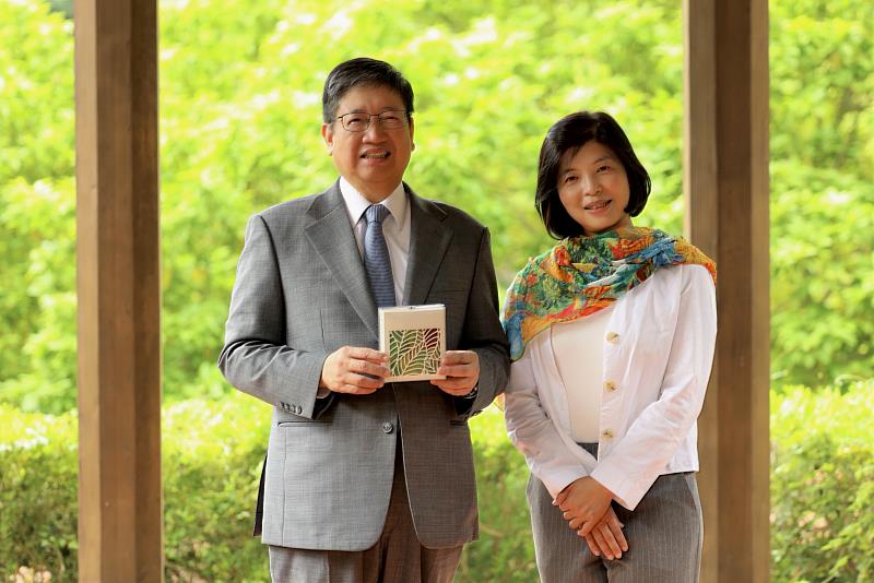 官網-縣長楊文科(左)與文化局長李安妤(右)展示文創品。