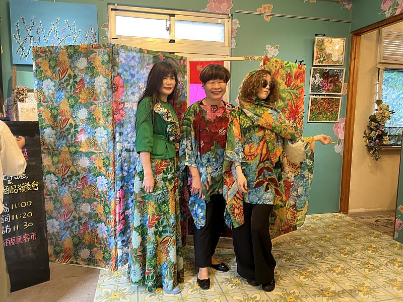 官網-新竹縣文化基金與藝術家黃秀華合作，推出｢花布新藝｣絲巾禮盒