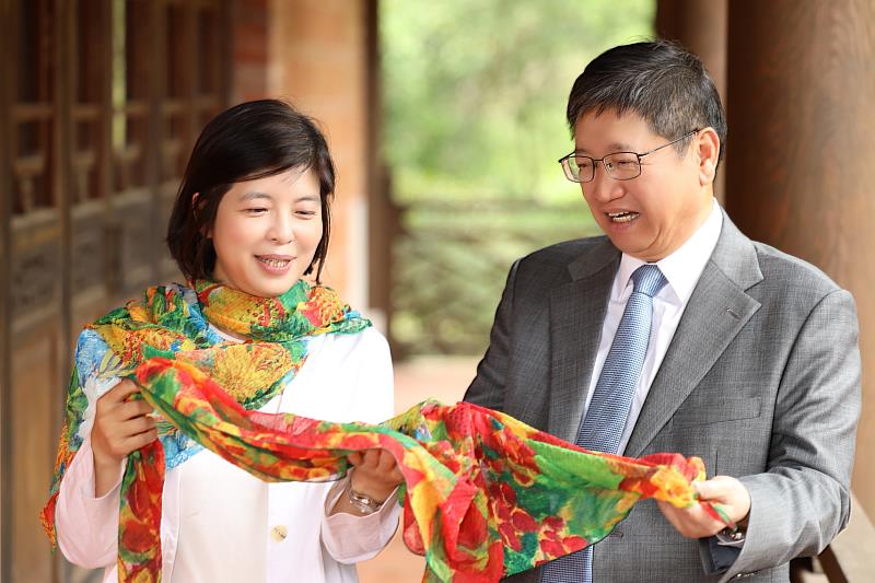 官網-縣長楊文科(右)與文化局長李安妤(左)仔細欣賞文創品。