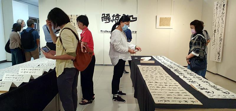 華梵大學舉辦「蘭亭詠」兩岸名家書法展，參觀人潮絡繹不絕。