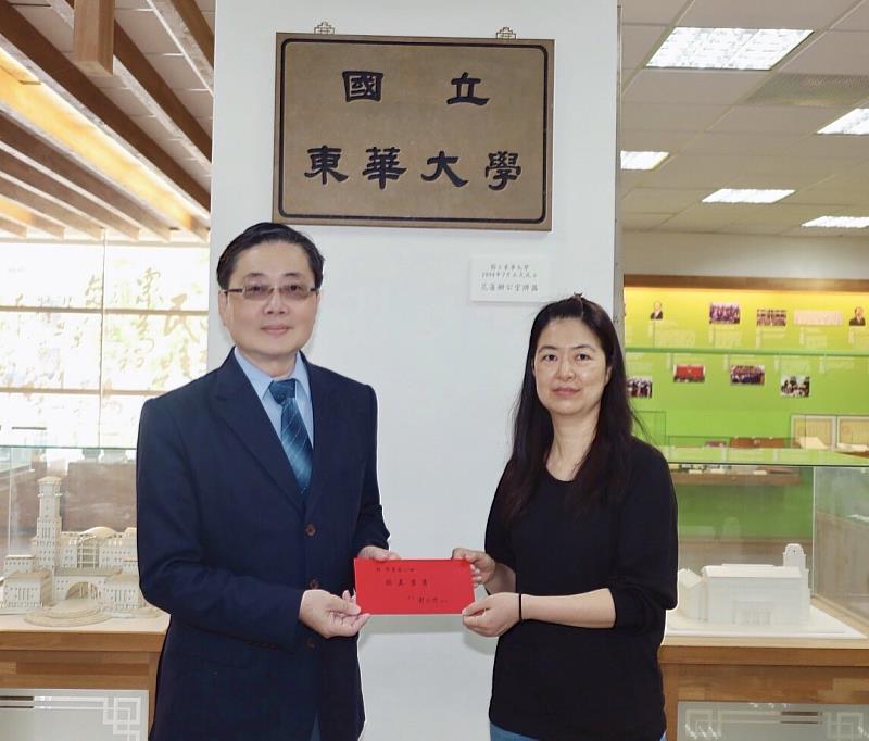 趙涵捷校長特別致贈獎勵金予總務處陳惠萱小姐，表達尋獲牌匾謝意。