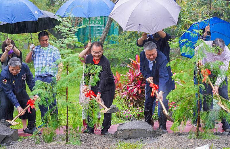 朝陽科大在校內櫻花林舉辦植樹愛地球活動，響應422世界地球日。