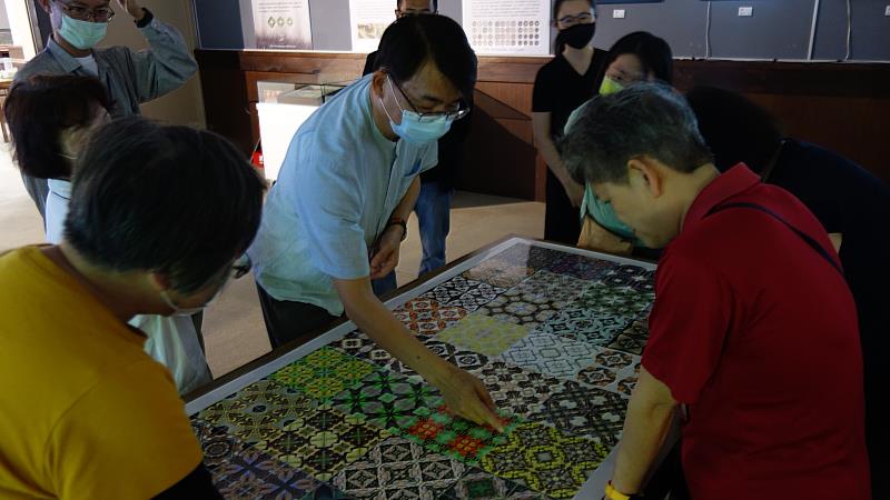 圖：暨大資管系陳彥錚老師解說作品