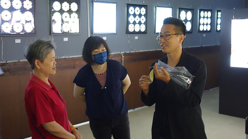 圖：暨大劉明浩老師解說標本