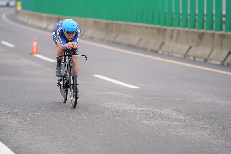 仰德高中自由車選手萬大中，20日在公路計時賽獲得銀牌。