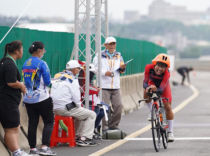 全中運自由車公路計時賽20日登場，來自全國好手齊聚西濱快速道路競技。