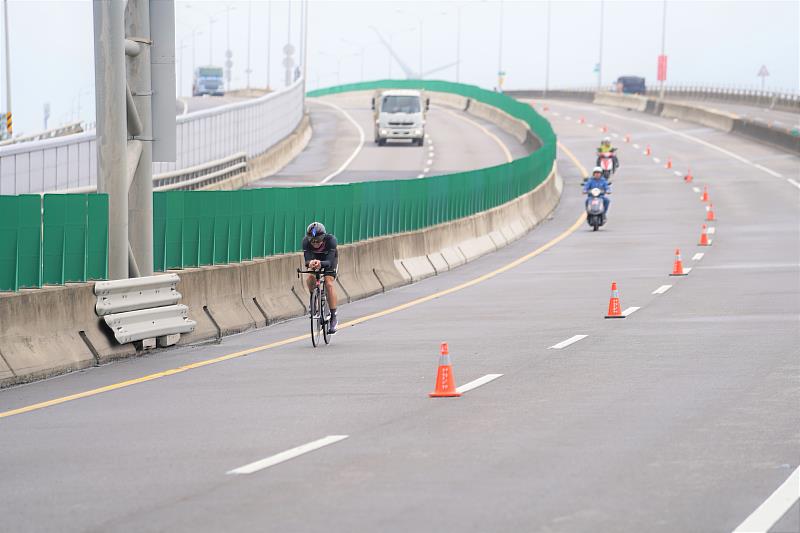 全中運自由車公路計時賽20日登場，來自全國好手齊聚西濱快速道路競技。