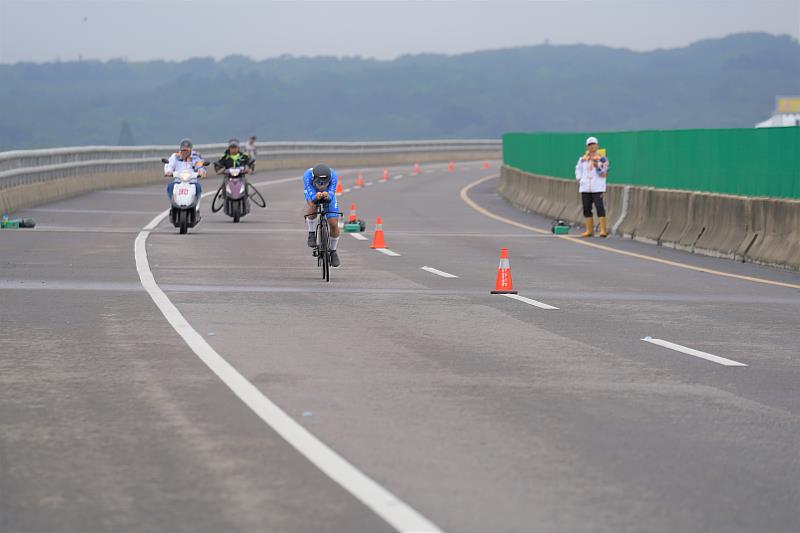 全中運自由車公路計時賽20日登場，來自全國好手齊聚西濱快速道路競技。