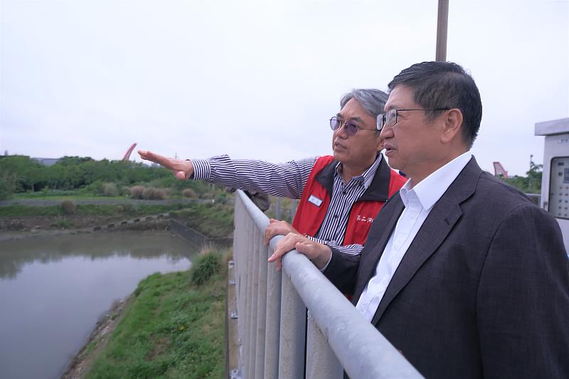 官網-縣長楊文科(右)今(20日)下午與經濟部水利署第二河川局長楊人傑(左)一同前往竹北溝貝水門進行防汛工作視察