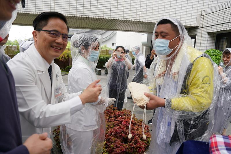林欣榮院長(左)致贈志工親手縫製的Green Bag環保束口袋給病患。
