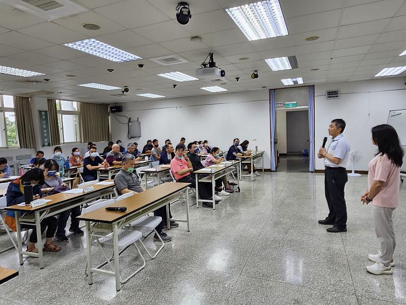 主持人黃群策處長(左)介紹講師(經濟部政風處科長蔡秀宜，右)及課程