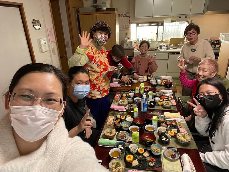 義守大學創設系學生赴日實習,與在地人交流滋養創作靈感,並貼近學習日本文化,厚植能力(照片來源:義守大學提供)。