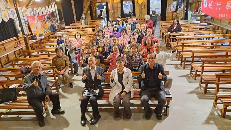 南華大學舉辦健康講座，邀請台大雲林分院肝膽醫學中心主任方佑仁，談「胃腸疾病的防治」，現場大合照。