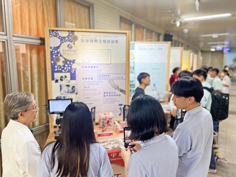 學生駐點解說與專家學者講解，有效提升學生發表技巧及內涵