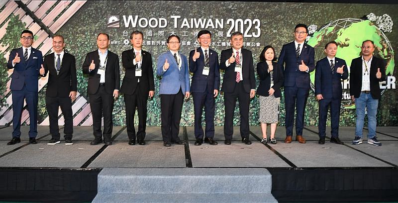 3. 2023年台灣國際木工機械展WOOD TAIWAN,4月20日於台北南港展覽館盛大開展,開幕酒會由外貿協會王熙蒙秘書長(左五)及木工機公會張志州理事長(左六)等共同揭開序幕