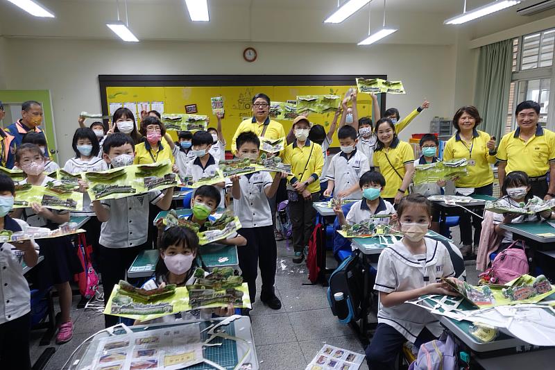 板橋國小學童體驗一頁立體書DIY活動，將林家花園微型建築物展示於小書中。