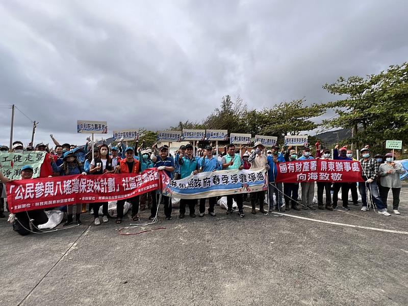 世界地球日屏東縣政府環保局集結眾人動手清   還我屏東美麗海岸線