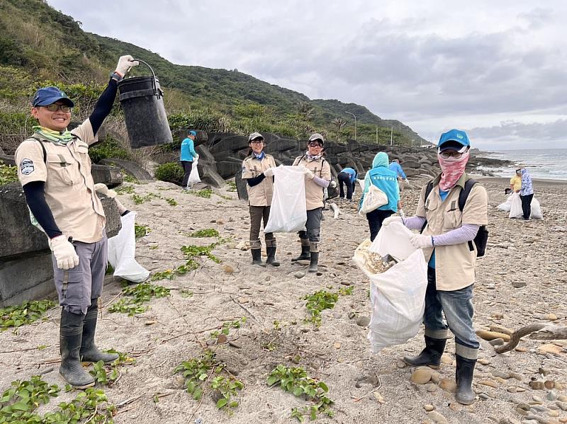 世界地球日屏東縣政府環保局集結眾人動手清   還我屏東美麗海岸線