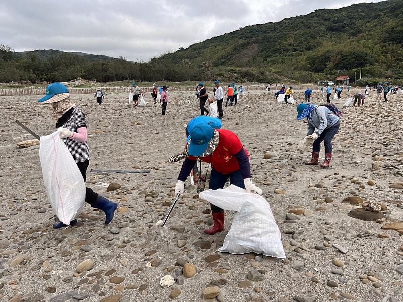 世界地球日屏東縣政府環保局集結眾人動手清   還我屏東美麗海岸線