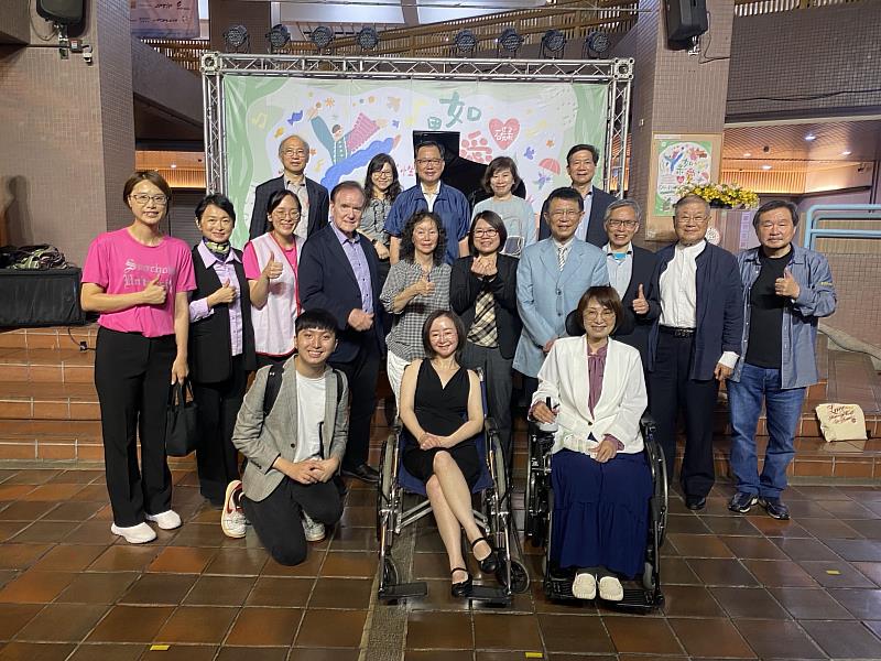 演奏者與貴賓大合照(第一排右起:基隆市社會處楊玉欣處長、如紅醫生、吳承澐同學；第二排左邊第四位起:東吳之友基金會副董事長Mr. Robert Oehler、東吳大學英文系64級李瓊娟學姊、台北市社會局姚淑文局長、潘維大校長、校友總會陳惠貴理事長)