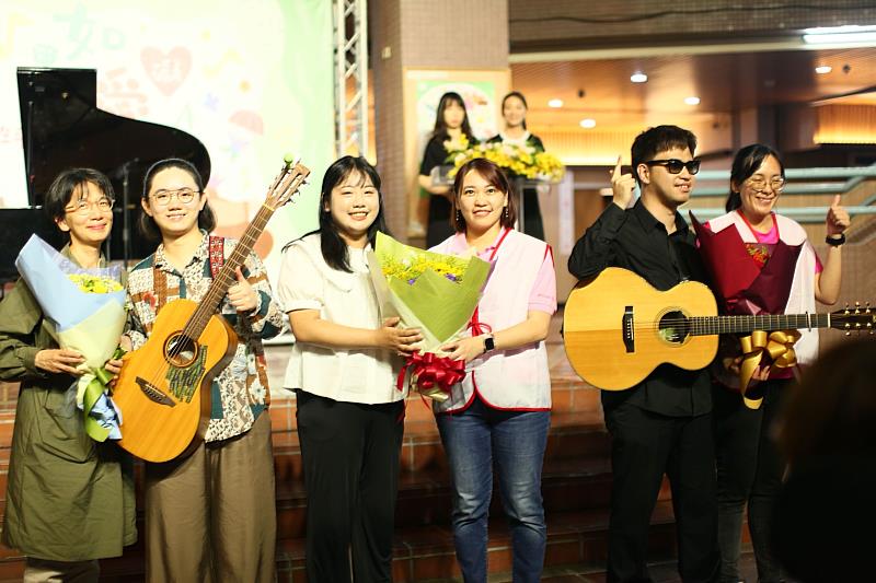 米卡文樂團接受獻花