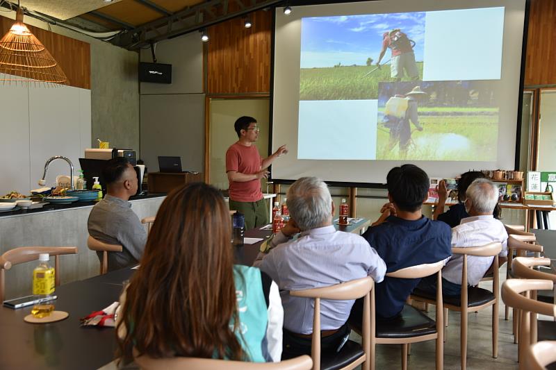 圖4 客委會周江杰副主委下午於花蓮富里地方創生基地「天賜糧源」，與在地青年、行政院東部聯合服務中心及客委會委員彭歲玲、劉源利、葉仁基進行座談。