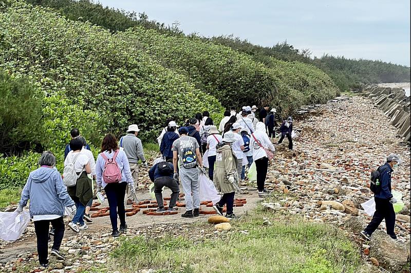 中央大學教職員工同心協力一起淨灘，期許為愛護地球盡一份心力。