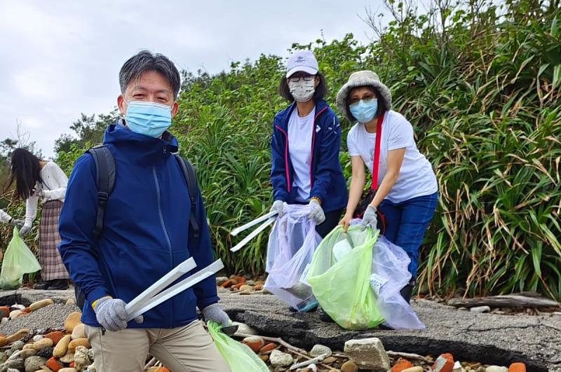 中央大學總務長楊智斌（左）響應淨灘活動，帶領教職員工一同維護海洋環境。