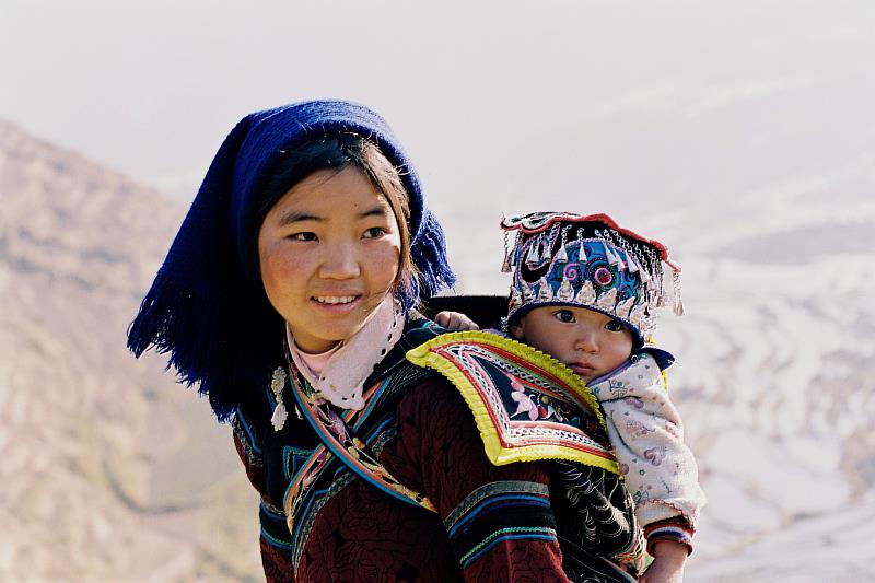 常龍高於退休後帶著相機四處行走，拍攝各地的人事物，透過他的鏡頭表達世間真摯的情感