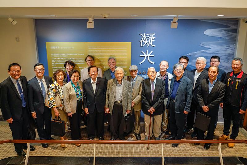 參加「凝光：2023臺灣攝影家百歲典藏展-常龍高、楊基炘、周志剛」開幕式的參展藝術家、貴賓、展覽策劃於展覽主題牆前合影