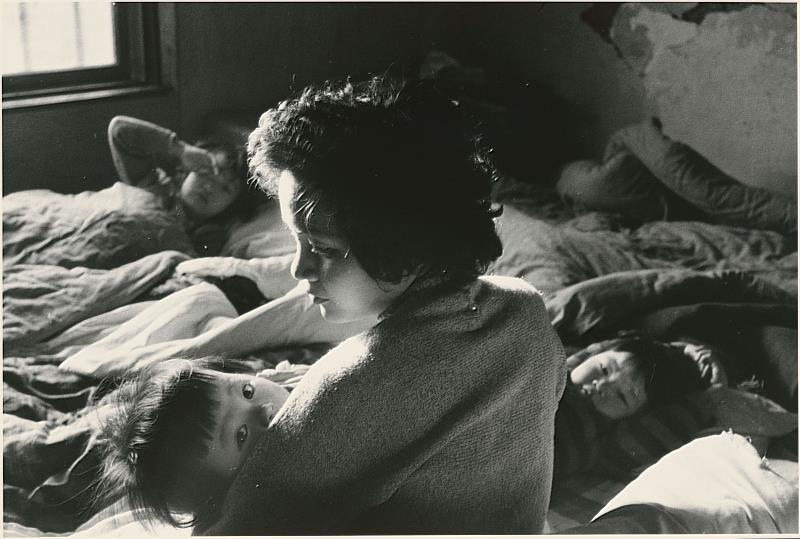 楊基炘於二戰後入職農復會從事攝影工作，其敏銳的眼光擅長捕捉人們日常流露的情感