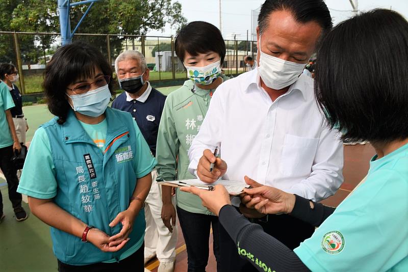 送自己一份愛的禮物 翁章梁帶頭簽署安寧緩和療護