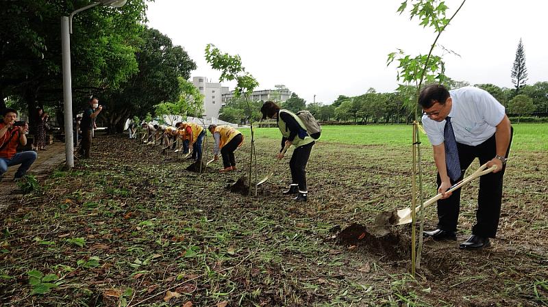 花蓮林區管理處22日在國立空中大學壽豐校區舉行世界地球日植樹贈苗活動及優秀森林護管員頒獎典禮。