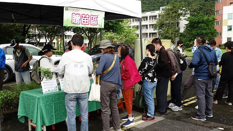 贈苗活動吸引民眾捐發票兌領苗木