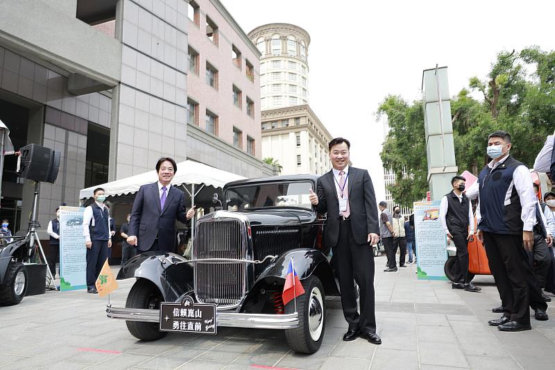 賴清德副總統(左)崑大李天祥校長(右)與古董車合影